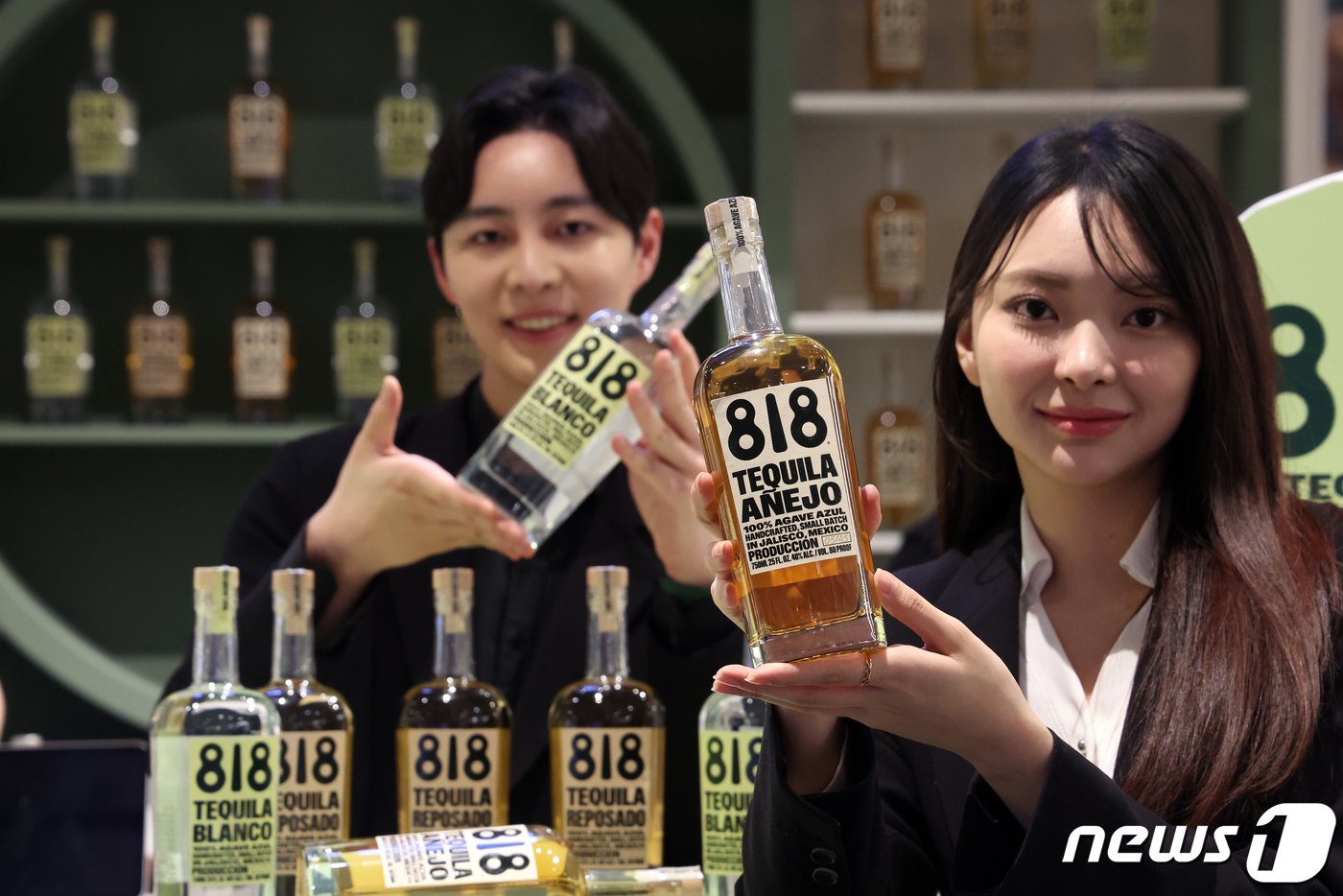 본문 이미지 - 23일 서울 영등포구 더현대 서울에서 열린 818 데킬라 국내 론칭 기념 팝업행사에서 모델들이 제품을 소개하고 있다. 팝업행사는 3월 7일까지 열리며 매일 4회씩 사전 예약자를 대상으로 818 데킬라 교육 및 시음도 진행된다. 2024.2.23/뉴스1 ⓒ News1 김명섭 기자