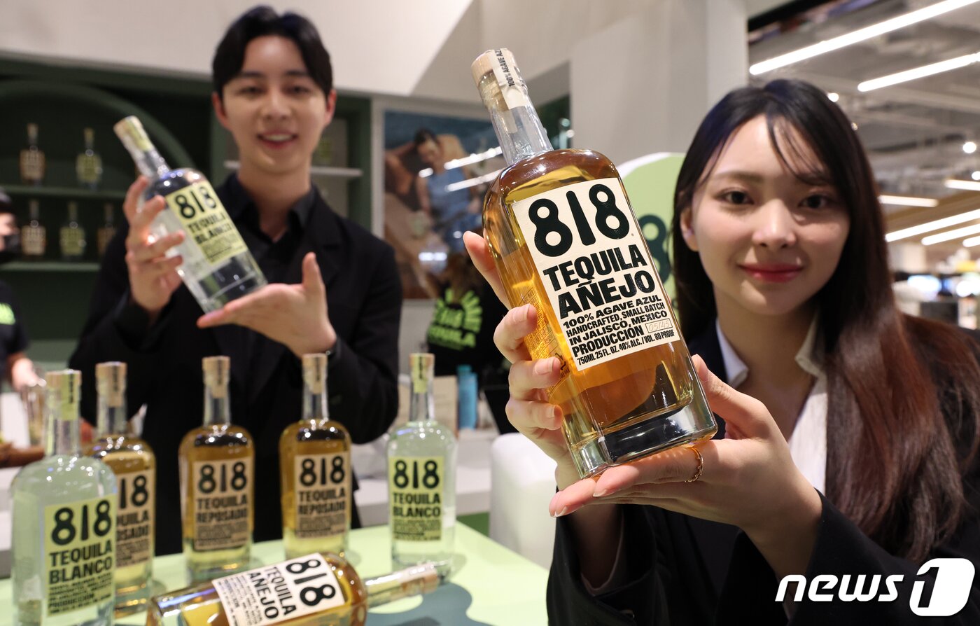 본문 이미지 - 지난달 23일 서울 영등포구 더현대 서울에서 열린 818 데킬라 국내 론칭 기념 팝업행사에서 모델들이 제품을 소개하고 있다. 2024.2.23/뉴스1 ⓒ News1 김명섭 기자