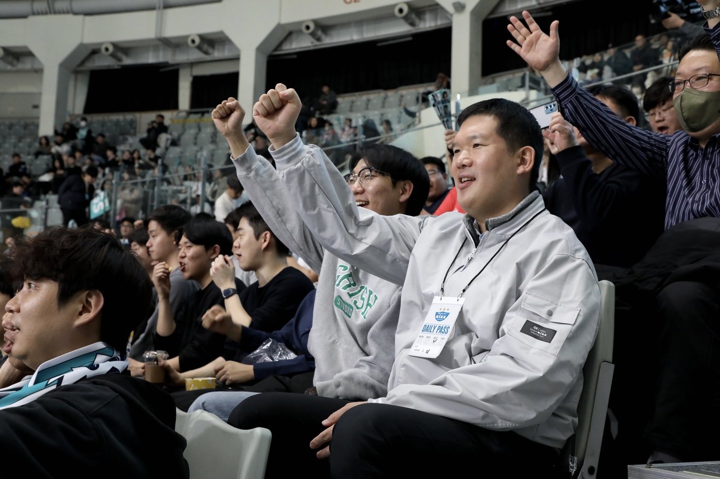 허윤홍 GS건설 대표&#40;사진 두번째줄 오른쪽 첫번째&#41;가 21일 퇴근 후 임직원들과 배구경기관람을 함께하고 있는 사진 &#40;GS건설 제공&#41;