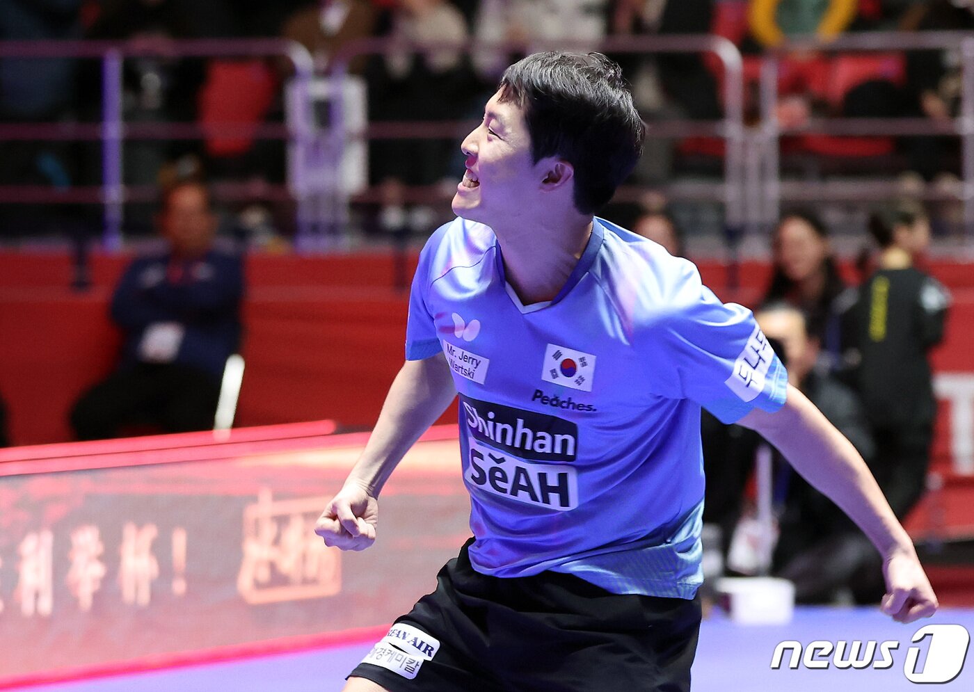 본문 이미지 - 임종훈이 23일 부산 해운대구 벡스코에서 열린 'BNK부산은행 2024 부산세계탁구선수권대회' 남자단체전 8강 대한민국과 덴마크 경기를 잡아낸 뒤 주먹을 불끈 쥐고 있다. 덴마크 상대 세트스코어 3대1로 승리한 한국은 파리 올림픽 단체전 출전권에 이어 4강 티켓과 동메달을 확보했다. 2024.2.23/뉴스1 ⓒ News1 이동해 기자