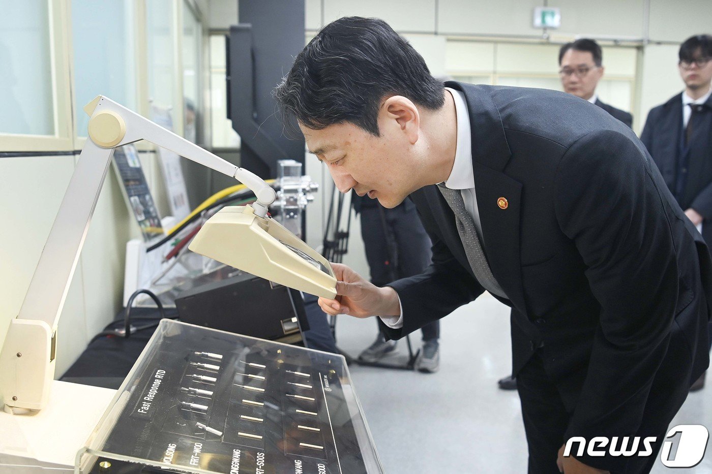 안덕근 산업통상자원부 장관이 경기도 화성시 원전 계측기 전문기업인 우진을 방문, 시설을 둘러보고 있다. &#40;산업통상자원부 제공&#41; 2024.2.23/뉴스1