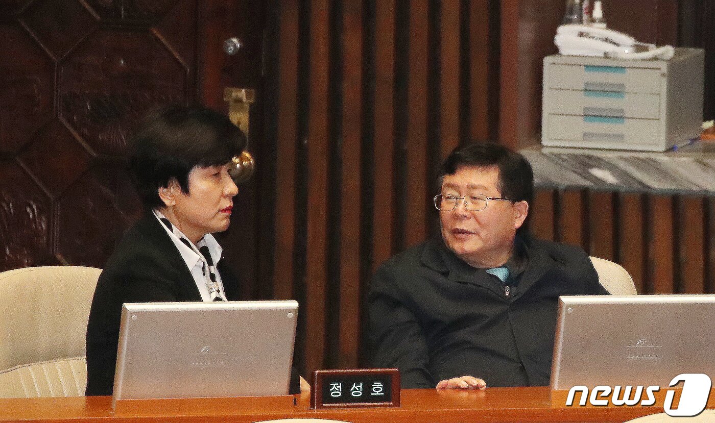 본문 이미지 - 김영주 국회부의장이 23일 오후 서울 여의도 국회에서 열린 제413국회(임시회) 제5차 본회의 경제 분야 대정부질문에서 설훈 더불어민주당 의원과 이야기를 나누고 있다. 2024.2.23/뉴스1 ⓒ News1 임세영 기자