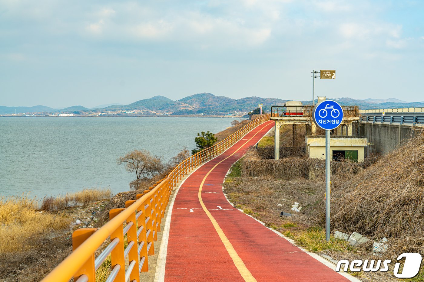 천수만 자전거길을 이용할 때는 안전을 위해 천천히 달려야 하며, 우측통행이 권장된다&#40;한국관광공사 제공&#41;