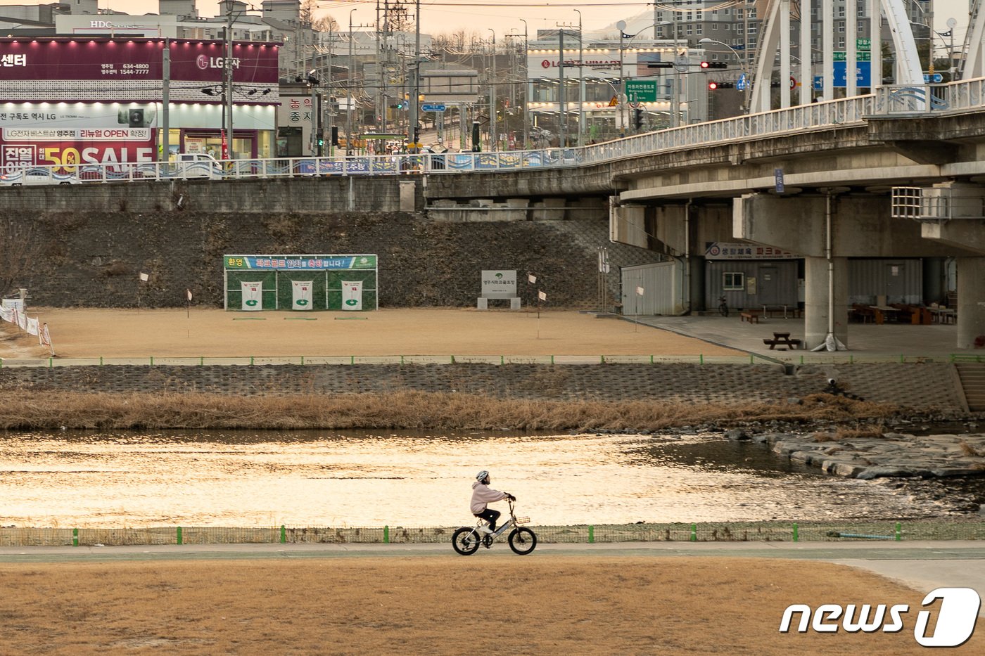 영주 도심을 흐르는 서천을 따라 신나는 라이딩&#40;한국관광공사 제공&#41;