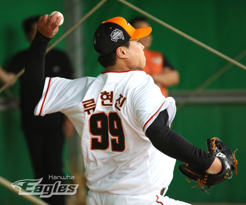 본문 이미지 - 류현진이 23일 일본 오키나와현 고친다 구장에서 열린 한화 이글스 2차 스프링캠프 훈련에서 불펜 피칭을 하고 있다. (한화  제공)
