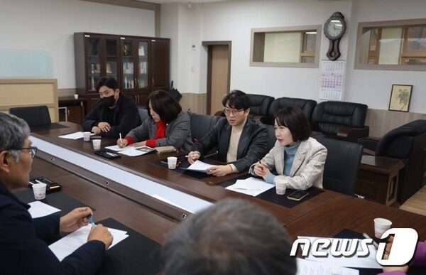 본문 이미지 - 지난 15일 벽제초등학교에서 열린 사리현동 데이터센터 반대 대책위 회의에서 홍정민 의원이 주민들의 의견을 듣고 있다. &#40;홍정민 의원실 제공&#41;