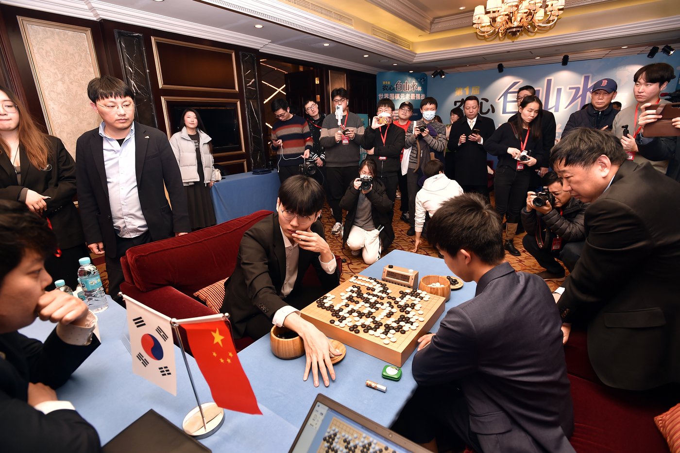 본문 이미지 - 신진서와 구쯔하오의 국후 복기 장면. (한국기원 제공)