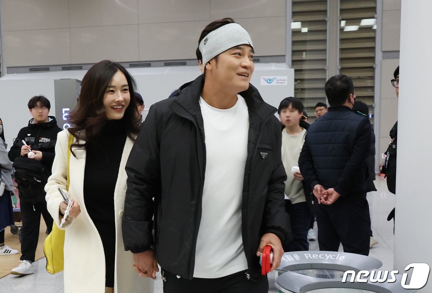 본문 이미지 - 프로야구 SSG 랜더스 추신수가 미국 플로리다주 비로비치에서 진행한 1차 스프링캠프를 마치고 23일 오후 인천국제공항으로 귀국해 마중 나온 아내 하원미와 집으로 향하고 있다. 2024.2.23/뉴스1 ⓒ News1 박지혜 기자
