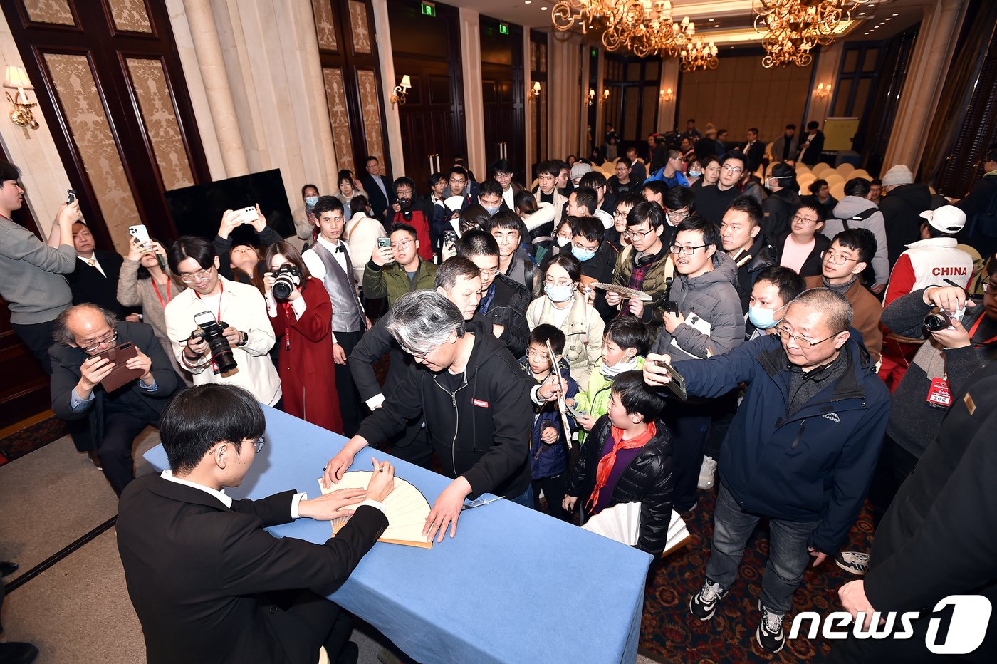 신진서 9단이 국후 팬들에게 사인을 해주는 모습. &#40;한국기원 제공&#41; 2024.2.23/뉴스1 ⓒ News1 유승관 기자