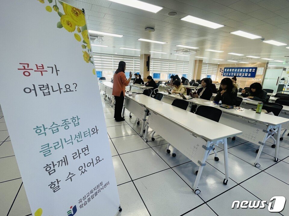 본문 이미지 - <strong>곡성학습종합클리닉센터</strong>(교육장 노명숙)- 16일 관내 기초학력지원강사를 대상으로 기초학력회복교육 실시에 따른 운영 계획 안내 협의회를 실시했다. 협의회에서는 올 기초학력수업을 지도하게 될 기초학력강사단을 대상으로 실시됐다.(전남교육청 제공)/뉴스1 