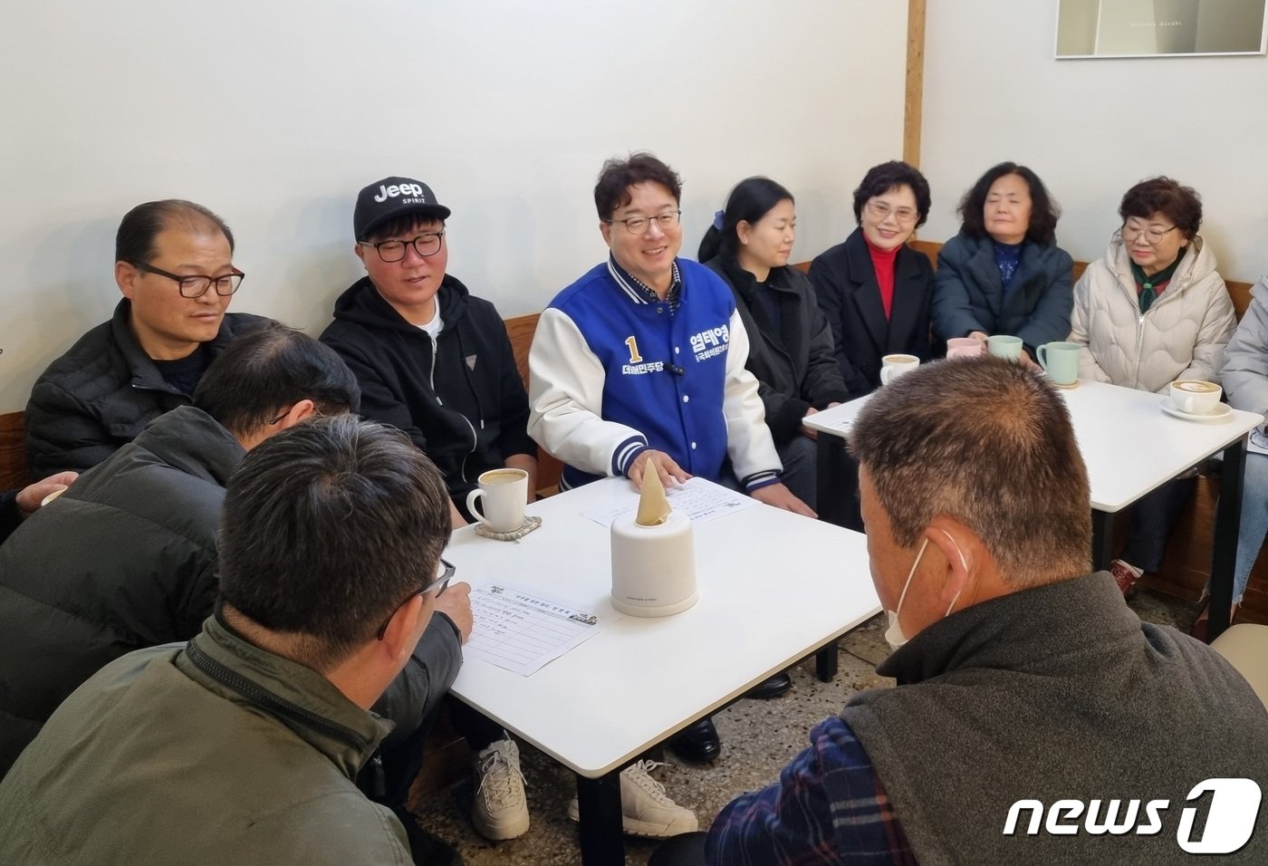 수원무선거구에 전략 공천된 염태영 전 수원시장이 자신만의 소통 프로그램 &#39;반반 무많이&#39; 행사를 진행하고 있다.