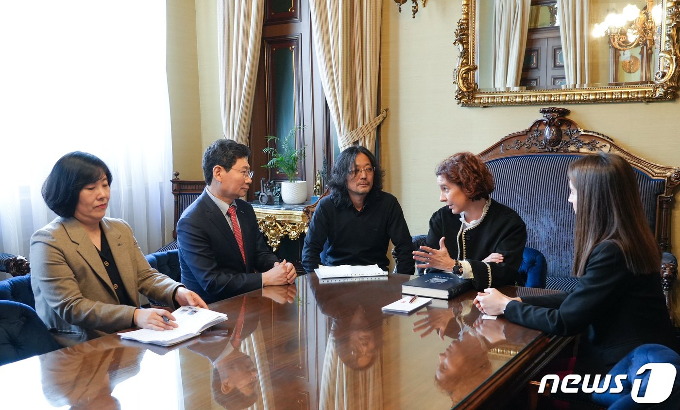 본문 이미지 - 이상일 시장(왼쪽 두번째)이 23일(현지시각) 스페인 빌바오시 관계자들로부터 구겐하임미술관 유치와 도시 재생 성공 사례 등에 대한 설명을 듣고 있다.(용인시 제공)