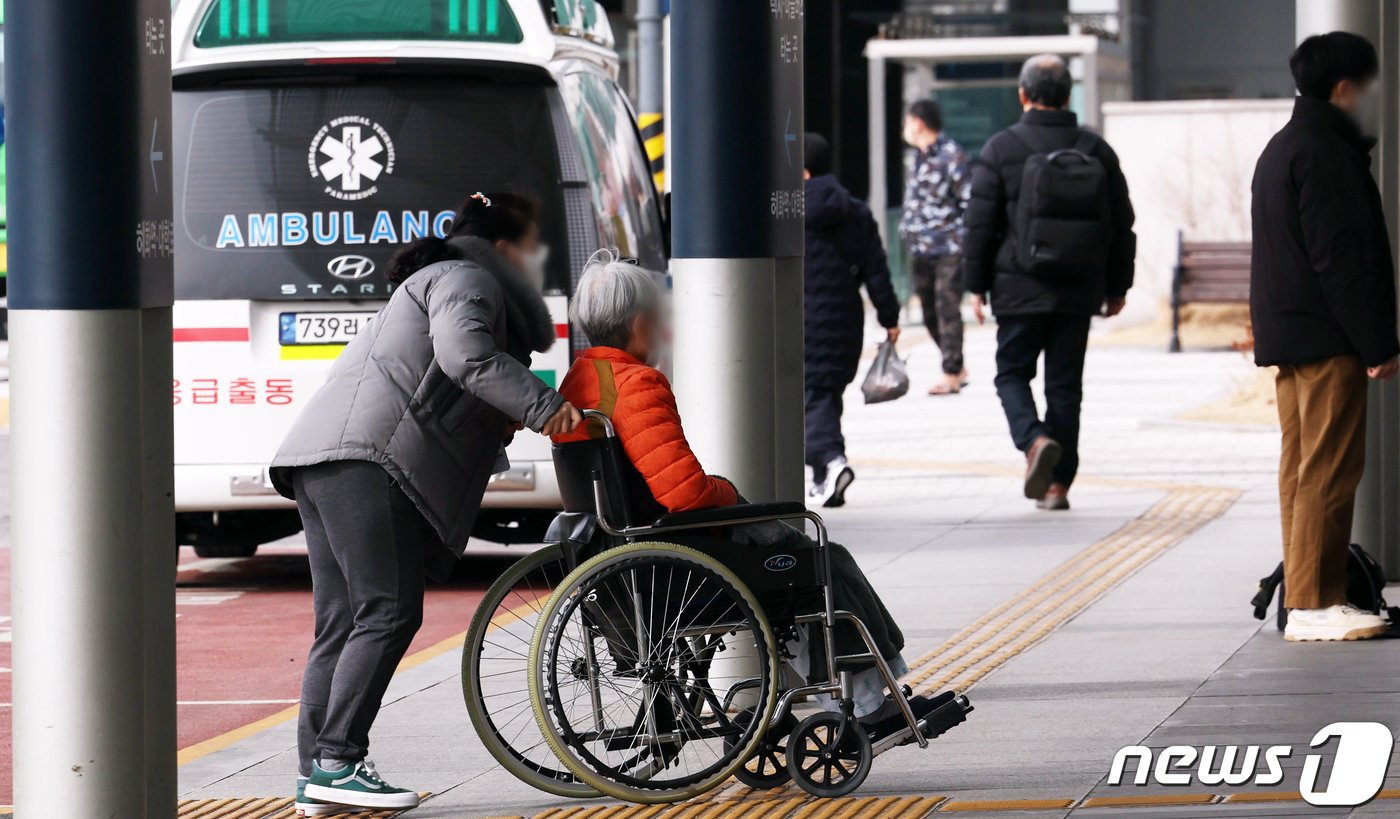 2000명 의대증원에 반발해 지난 20일부터 촉발된 전공의들의 집단 현장이탈이 24일로 닷새째가 된다. 80%에 육박하는 전공의들이 사직서를 내고 일부는 복귀했다고 전해지지만 전임의 등 다른 의사들까지 가세할 경우 장기화로 치달을 가능성도 높다. 사진은 이날 서울대 병원에서 환자와 보호자가 이동하는 모습. 2024.2.24/뉴스1 ⓒ News1 김명섭 기자