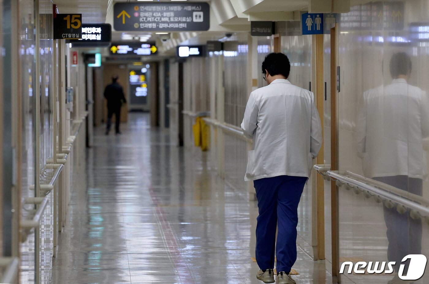 본문 이미지 - 의대증원에 반발한 전공의들의 진료 거부 이후 첫 주말을 맞은 24일 오전 서울의 한 대학병원에서 의료진이 이동하고 있다. 2024.2.24/뉴스1 ⓒ News1 장수영 기자