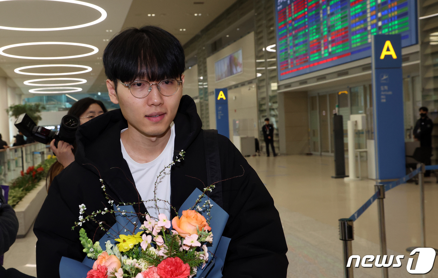 (인천공항=뉴스1) 김명섭 기자 = 농심신라면배 바둑 세계최강전에서 한국의 4회 연속 우승을 이끈 신진서 9단과 홍민표 국가대표팀 감독이 24일 오후 인청공항으로 귀국해 축하를 받 …