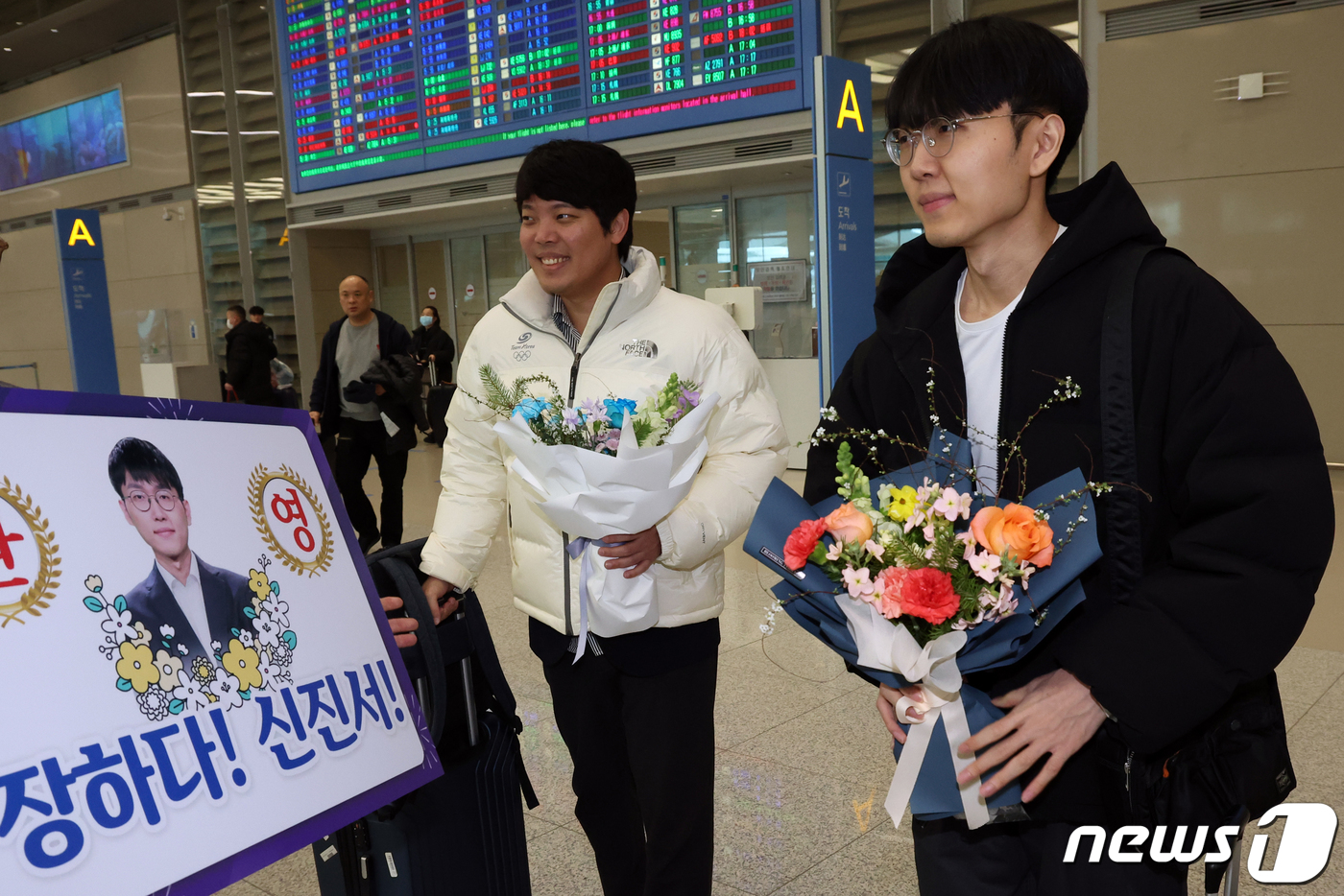 (인천공항=뉴스1) 김명섭 기자 = 농심신라면배 바둑 세계최강전에서 한국의 4회 연속 우승을 이끈 신진서 9단과 홍민표 국가대표팀 감독이 24일 오후 인청공항으로 귀국해 축하를 받 …