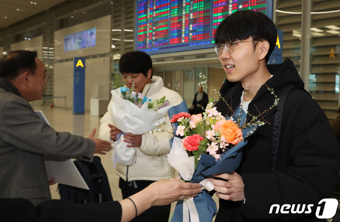 (인천공항=뉴스1) 김명섭 기자 = 농심신라면배 바둑 세계최강전에서 한국의 4회 연속 우승을 이끈 신진서 9단과 홍민표 국가대표팀 감독이 24일 오후 인청공항으로 귀국해 축하를 받 …