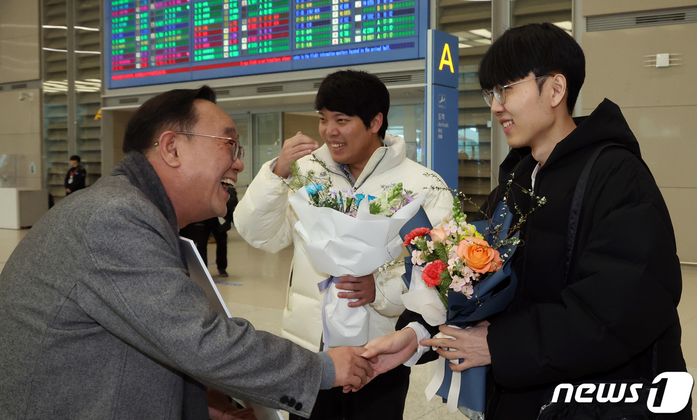 (인천공항=뉴스1) 김명섭 기자 = 농심신라면배 바둑 세계최강전에서 한국의 4회 연속 우승을 이끈 신진서 9단과 홍민표 국가대표팀 감독이 24일 오후 인청공항으로 귀국해 축하를 받 …