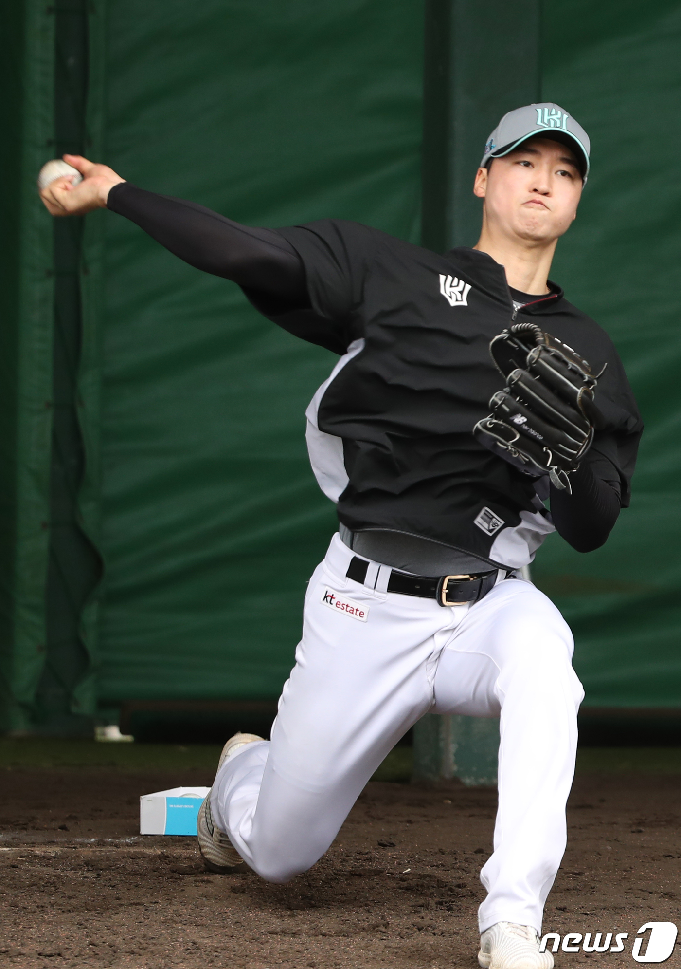 (오키나와(일본)=뉴스1) 이광호 기자 = 24일 오후 일본 오키나와현 킨 야구장에서 열린 KT위즈 2차 스프링캠프에서 KT 엄상백이 불펜 피칭을 하고 있다. 2024.2.24/뉴 …