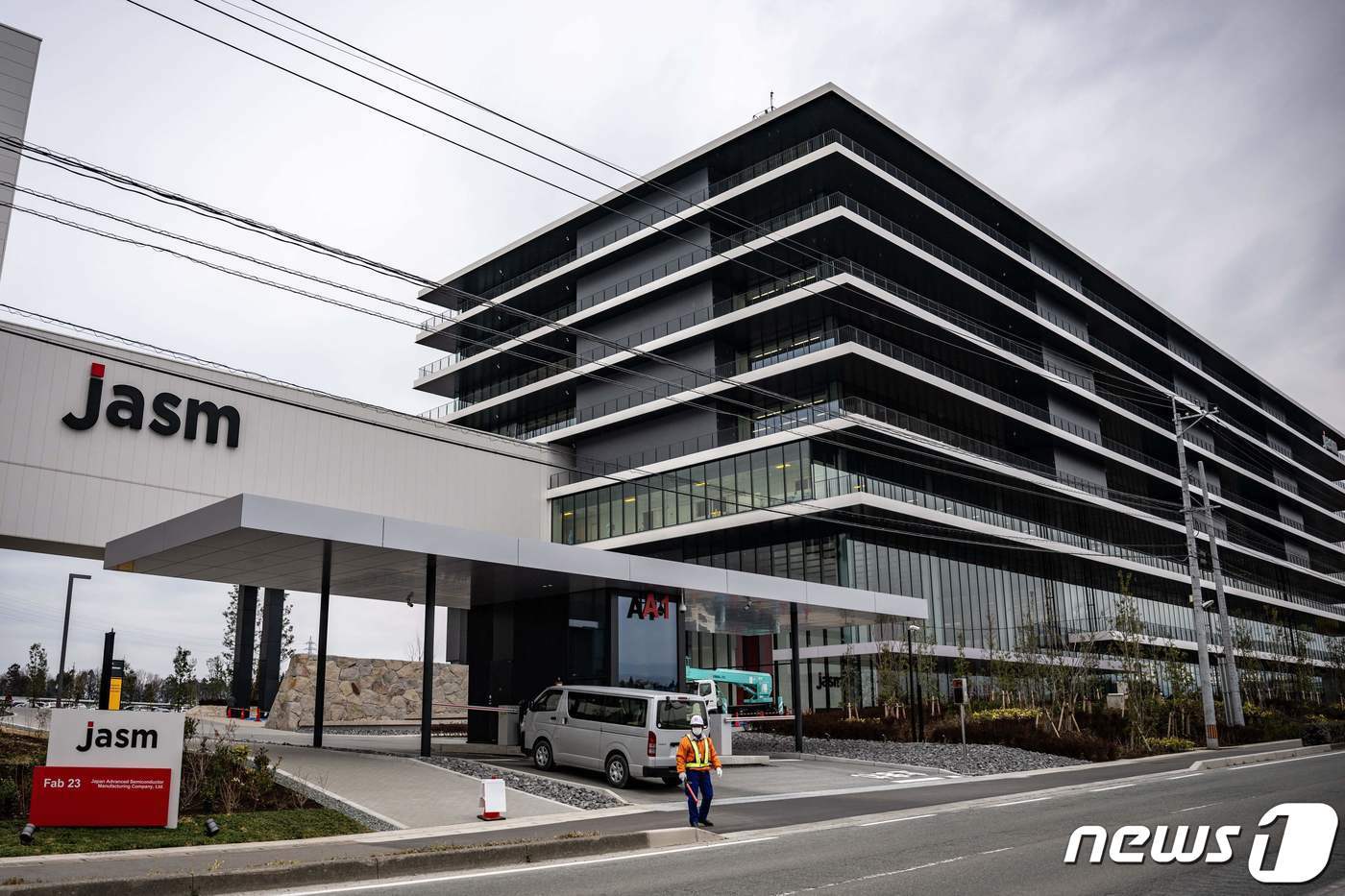 본문 이미지 - 대만 TSMC의 자회사인 일본첨단반도체제조회사(JASM)가 일본 구마모토현(県) 기쿠요마치에 반도체 신공장을 준공하는 모습. 24.02.14 ⓒ AFP=뉴스1 ⓒ News1