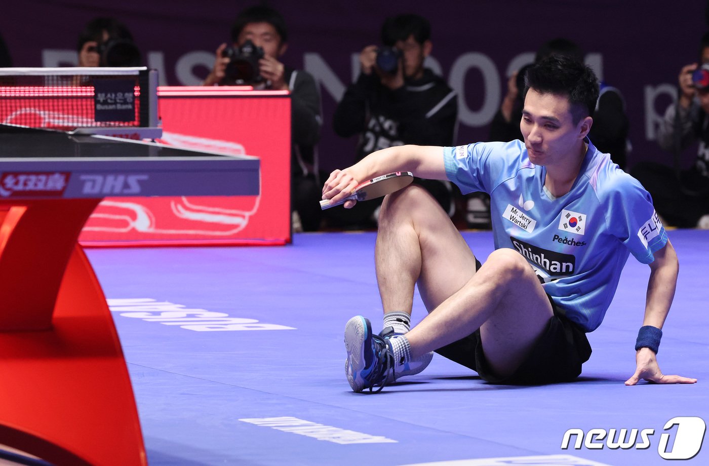 본문 이미지 - 이상수가 24일 부산 해운대구 벡스코에서 열린 'BNK부산은행 2024 부산세계탁구선수권대회' 남자단체전 4강 대한민국과 중국의 경기에서 리시브 도중 삐끗해 넘어져 전열을 다듬고 있다. 2024.2.24/뉴스1 ⓒ News1 이동해 기자