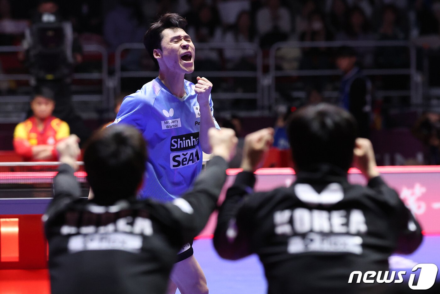 본문 이미지 - 장우진이 24일 부산 해운대구 벡스코에서 열린 'BNK부산은행 2024 부산세계탁구선수권대회' 남자단체전 4강 대한민국과 중국의 경기에서 득점 후 환호하고 있다. 이날 대표팀은 중국과 대등한 경기를 펼쳤으나 게임 스코어 2대3으로 석패했다. 2024.2.24/뉴스1 ⓒ News1 이동해 기자
