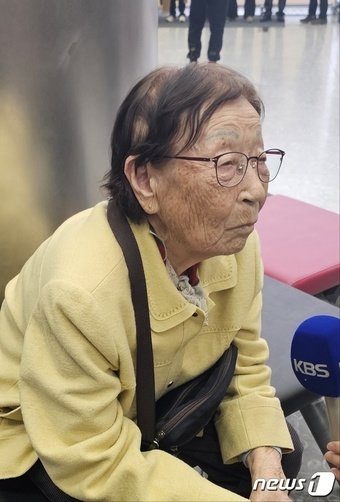 본문 이미지 - 일제 강제동원 피해자인 정신영 할머니가 일본 정부를 고발하는 연극 봉선화를 관람하고 취재진 질문에 대답하고 있다.2024.2.24./뉴스1 ⓒ News1 서충섭 기자