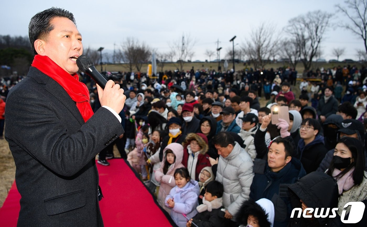 김장호 구미시장이 24일 정월대보름을 맞아 열린 달집태우기 행사장에서 인사말을 하고 있다.&#40;구미시 제공&#41; 2024.2.24/뉴스1 ⓒ News1 정우용 기자