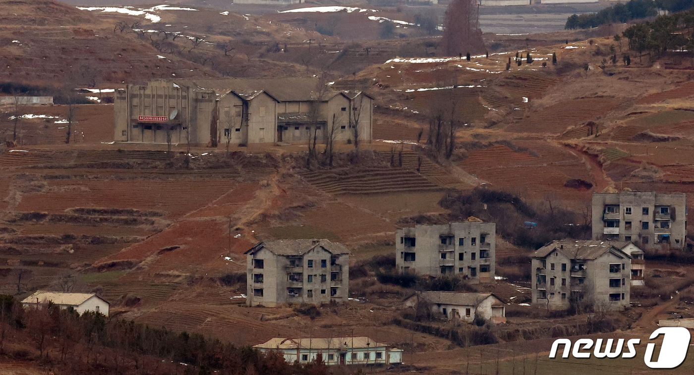 (김포=뉴스1) 김명섭 기자 = 24일 오후 경기도 김포시 월곶면 애기봉에서 바라본 북한 선전마을이 한적하다. 2024.2.24/뉴스1