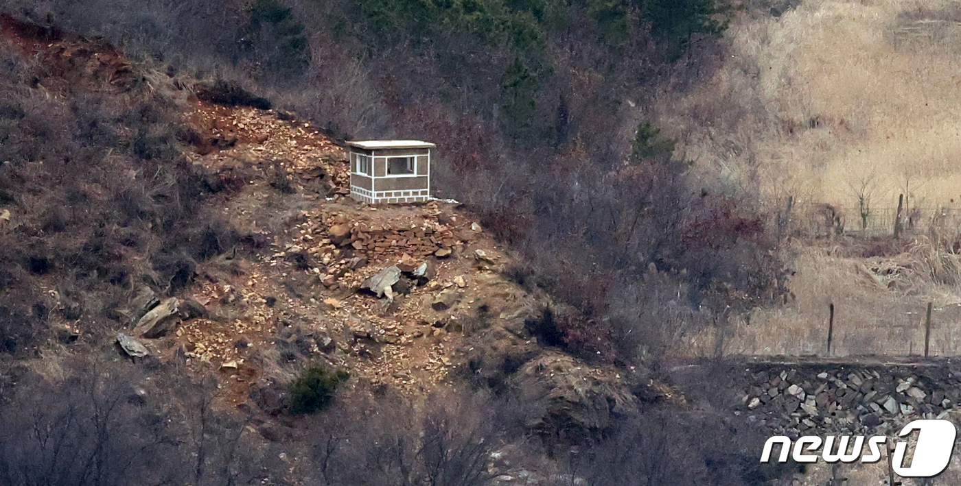 (김포=뉴스1) 김명섭 기자 = 24일 오후 경기도 김포시 월곶면 애기봉에서 바라본 북한 초소가 한적하다. 2024.2.24/뉴스1