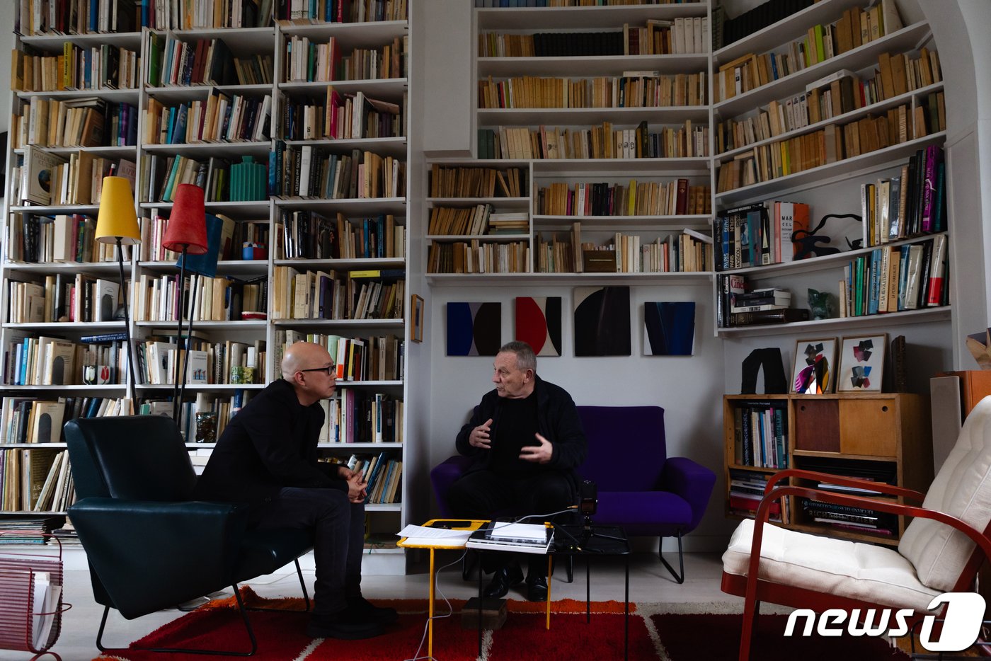 본문 이미지 - 프랑스의 철학자이자 미학자인 이브 미쇼&#40;Yves Michaud&#41;와 미학자이자 비평가인 최정우 교수&#40;파리 ISMAC 대학 한국학과&#41;가 21일 오후&#40;현지시간&#41; 프랑스 파리 이브 미쇼의 자택에서 대담을 나누고 있다. 2024.2.25/뉴스1 ⓒ News1 이준성 기자