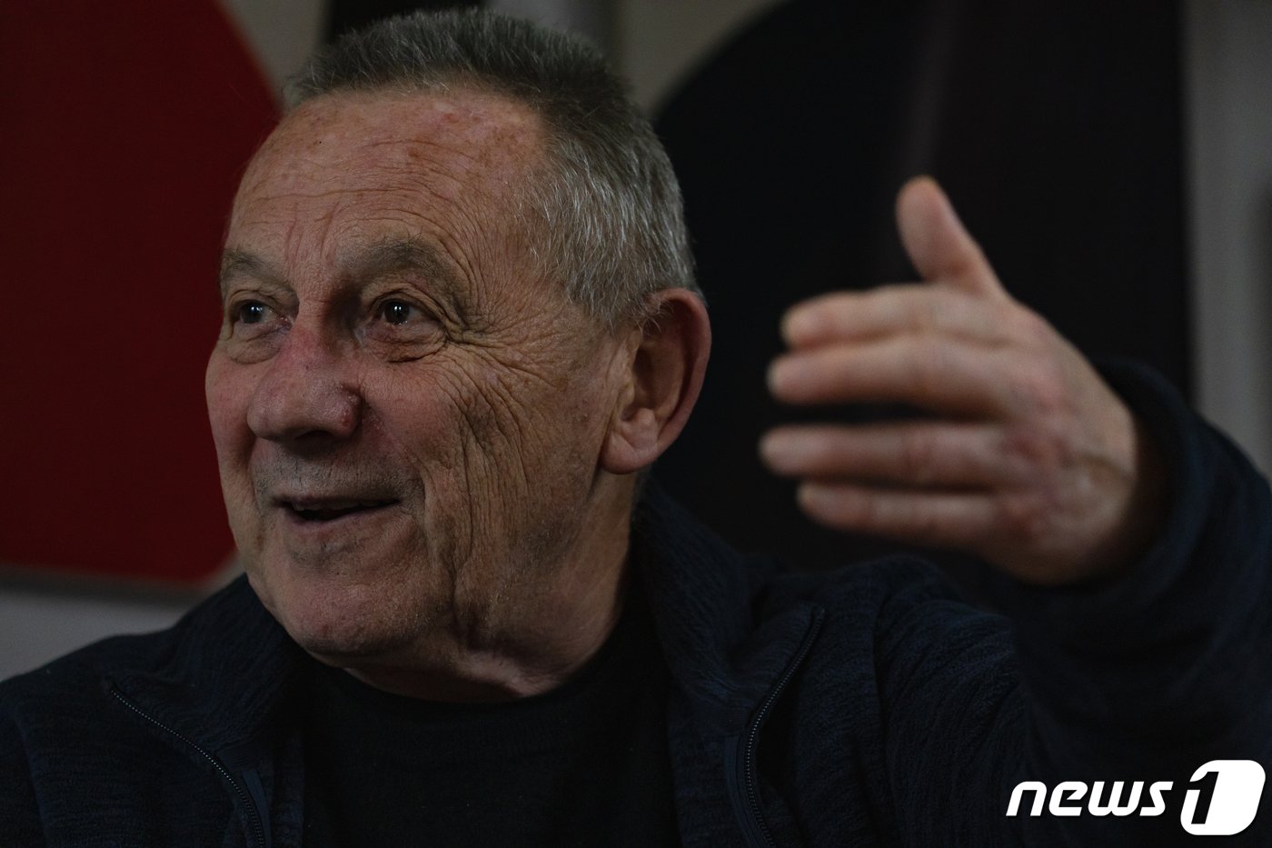 본문 이미지 - 프랑스의 철학자이자 미학자인 이브 미쇼&#40;Yves Michaud&#41;와 미학자이자 비평가인 최정우 교수&#40;파리 ISMAC 대학 한국학과&#41;가 21일 오후&#40;현지시간&#41; 프랑스 파리 이브 미쇼의 자택에서 대담을 나누고 있다. 2024.2.25/뉴스1 ⓒ News1 이준성 기자