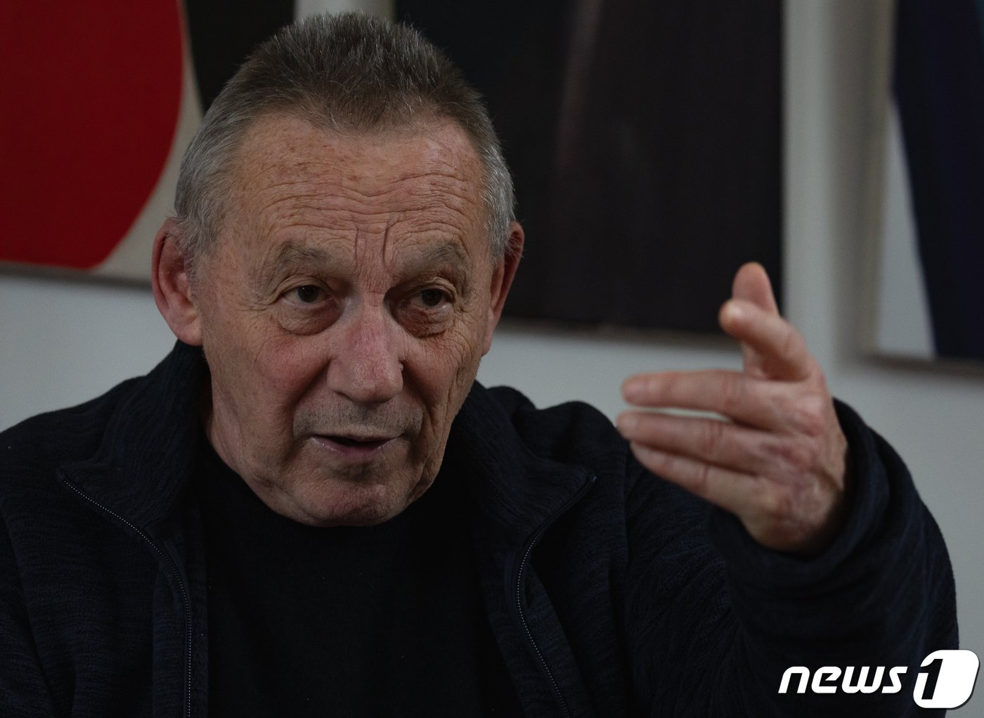 본문 이미지 - 프랑스의 철학자이자 미학자인 이브 미쇼&#40;Yves Michaud&#41;와 미학자이자 비평가인 최정우 교수&#40;파리 ISMAC 대학 한국학과&#41;가 21일 오후&#40;현지시간&#41; 프랑스 파리 이브 미쇼의 자택에서 대담을 나누고 있다. 2024.2.25/뉴스1 ⓒ News1 이준성 기자