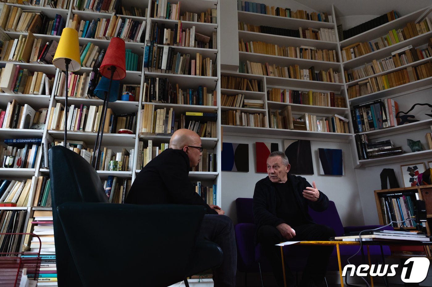 본문 이미지 -  프랑스의 철학자이자 미학자인 이브 미쇼&#40;Yves Michaud&#41;와 미학자이자 비평가인 최정우 교수&#40;파리 ISMAC 대학 한국학과&#41;가 21일 오후&#40;현지시간&#41; 프랑스 파리 이브 미쇼의 자택에서 대담을 나누고 있다. 2024.2.25/뉴스1 ⓒ News1 이준성 기자