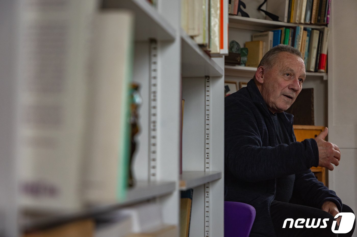 본문 이미지 - 프랑스의 철학자이자 미학자인 이브 미쇼&#40;Yves Michaud&#41;와 미학자이자 비평가인 최정우 교수&#40;파리 ISMAC 대학 한국학과&#41;가 21일 오후&#40;현지시간&#41; 프랑스 파리 이브 미쇼의 자택에서 대담을 나누고 있다. 2024.2.25/뉴스1 ⓒ News1 이준성 기자