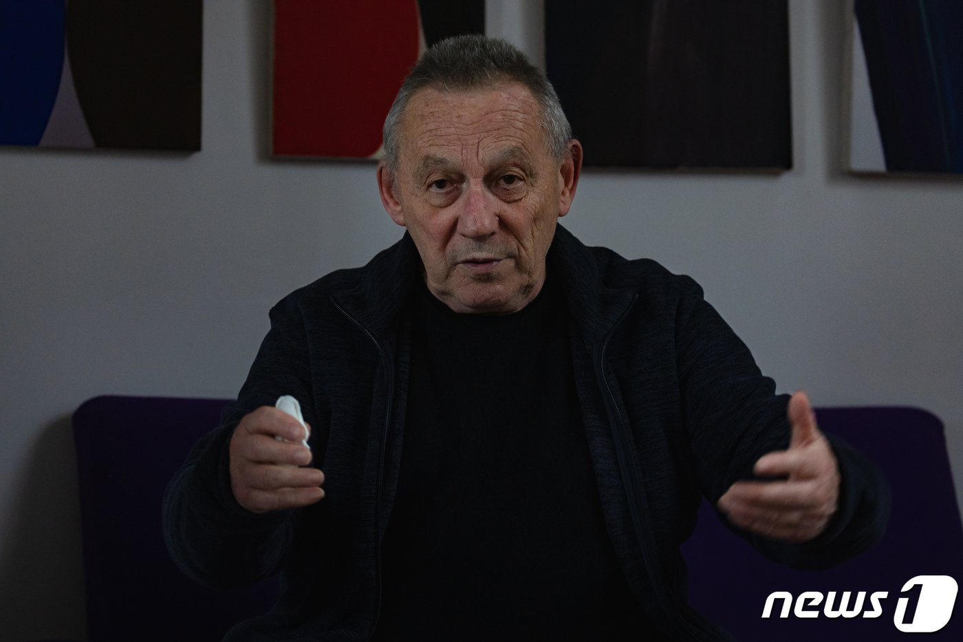 본문 이미지 - 프랑스의 철학자이자 미학자인 이브 미쇼&#40;Yves Michaud&#41;와 미학자이자 비평가인 최정우 교수&#40;파리 ISMAC 대학 한국학과&#41;가 21일 오후&#40;현지시간&#41; 프랑스 파리 이브 미쇼의 자택에서 대담을 나누고 있다. 2024.2.25/뉴스1 ⓒ News1 이준성 기자