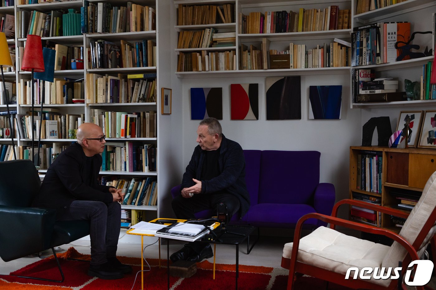 본문 이미지 - 프랑스의 철학자이자 미학자인 이브 미쇼&#40;Yves Michaud&#41;와 미학자이자 비평가인 최정우 교수&#40;파리 ISMAC 대학 한국학과&#41;가 21일 오후&#40;현지시간&#41; 프랑스 파리 이브 미쇼의 자택에서 대담을 나누고 있다. 2024.2.25/뉴스1 ⓒ News1 이준성 기자