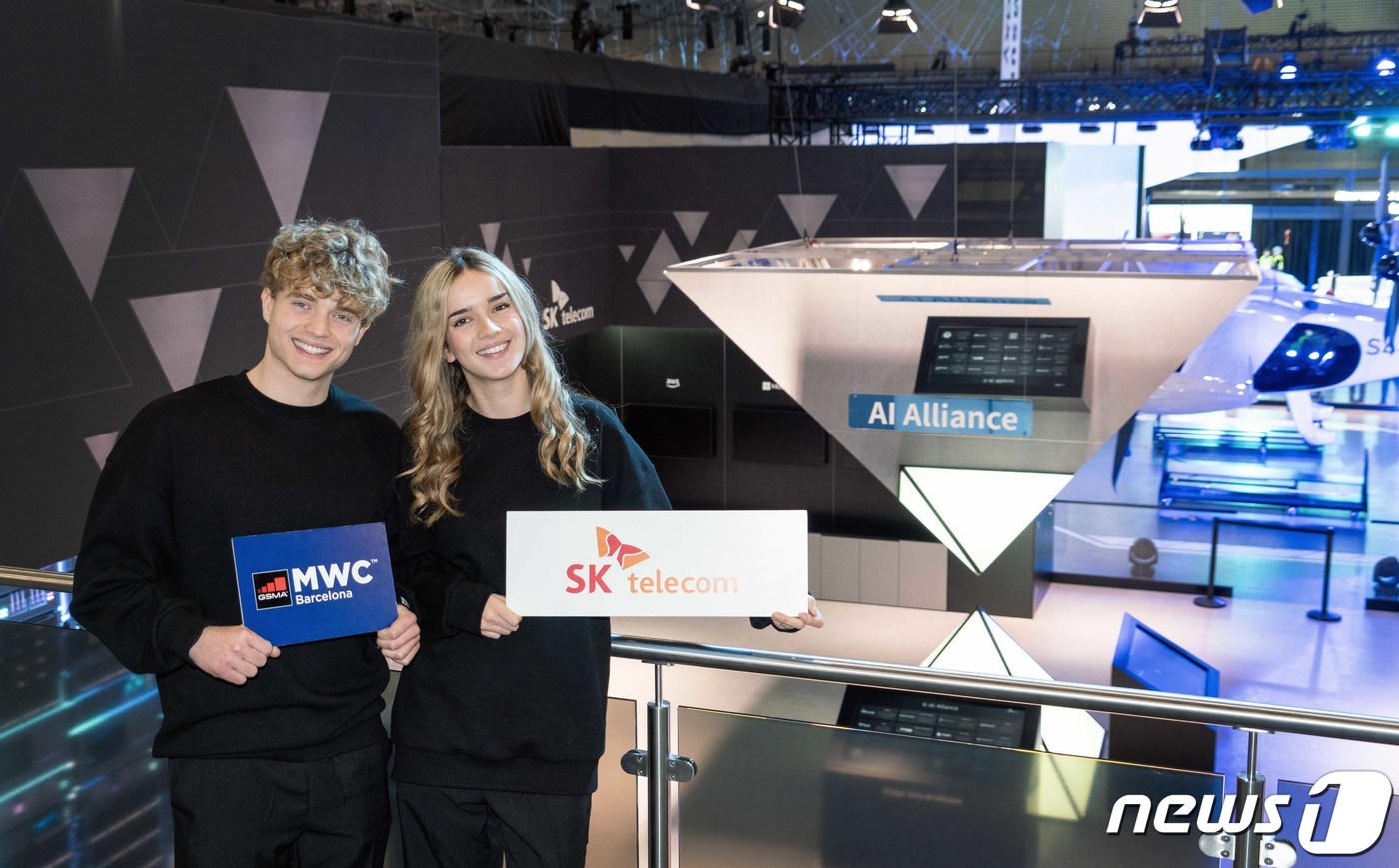 (서울=뉴스1) = SK텔레콤은 오는 26일(현지시간) 스페인 바르셀로나에서 열리는 MWC24에 단독 전시관을 마련하고 텔코 중심 인공지능(AI) 및 실생활 영역에서의 인공지능 기 …