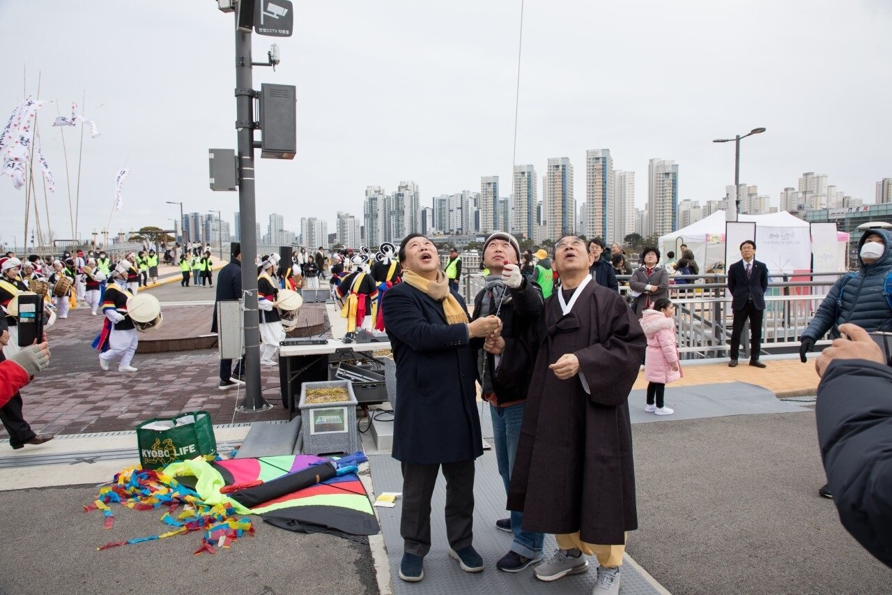 본문 이미지 -  24일 이응다리 일원에서 열린 전국 연날리기대회에서 연을 날리는 최민호 세종시장.(앞 왼쪽 첫번째) (세종시 제공) / 뉴스1
