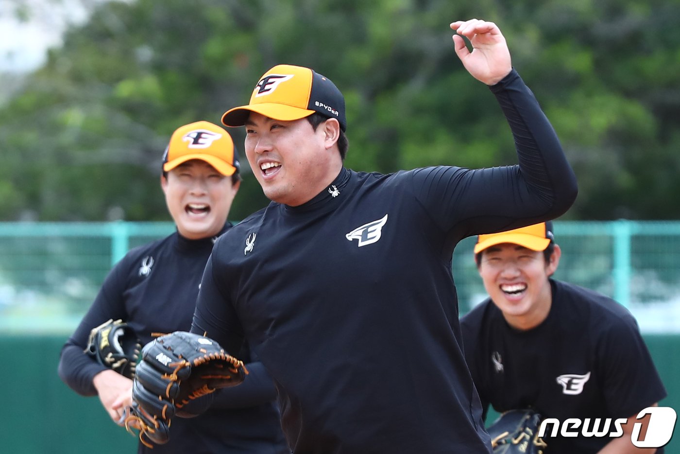 12년 만에 한화에 복귀한 류현진이 25일 오전 일본 오키나와 고친다 구장에서 열린 한화 이글스 2차 스프링캠프에서 훈련을 하고 있다. 2024.2.25/뉴스1 ⓒ News1 이광호 기자