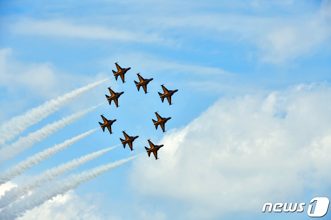 본문 이미지 - 대한민국 공군의 특수비행팀 블랙이글스가 지난 24일 싱가포르 창이전시센터에서 열린 ‘싱가포르 에어쇼 2024’ 퍼블릭데이 첫날을 맞아 관람객들 앞에서 다이아몬드(Diamond) 기동을 선보이고 있다. 일반인들은 이와 같은 비행을 하면 순식간에 의식을 잃게 된다. (공군 제공) 2024.2.25/뉴스1