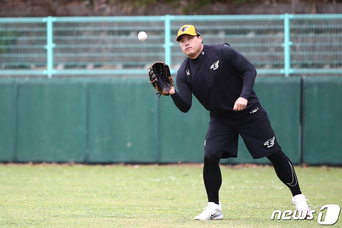 12년 만에 한화에 복귀한 류현진이 25일 오전 일본 오키나와 고친다 구장에서 열린 한화 이글스 2차 스프링캠프에서 훈련을 하고 있다. 2024.2.25/뉴스1 ⓒ News1 이광호 기자