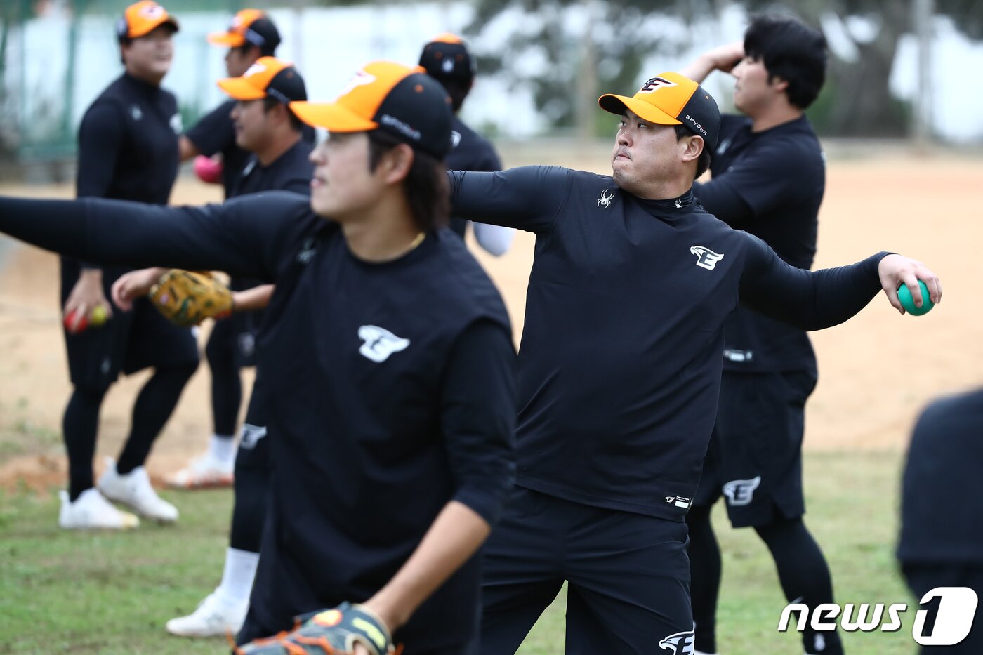 12년 만에 한화에 복귀한 류현진이 25일 오전 일본 오키나와 고친다 구장에서 열린 한화 이글스 2차 스프링캠프에서 훈련을 하고 있다. 2024.2.25/뉴스1 ⓒ News1 이광호 기자