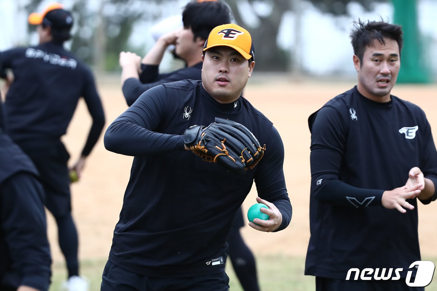 12년 만에 한화에 복귀한 류현진이 25일 오전 일본 오키나와 고친다 구장에서 열린 한화 이글스 2차 스프링캠프에서 훈련을 하고 있다. 2024.2.25/뉴스1 ⓒ News1 이광호 기자