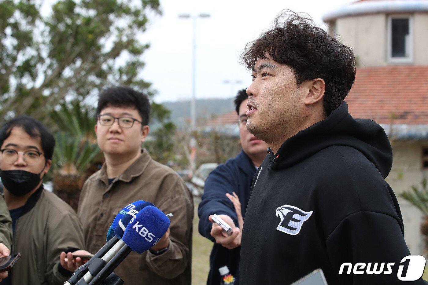 본문 이미지 - 12년 만에 한화에 복귀한 류현진이 25일 오전 일본 오키나와 고친다 구장에서 열린 한화 이글스 2차 스프링캠프에서 훈련을 마치고 취재진과 인터뷰를 하고 있다. 2024.2.25/뉴스1 ⓒ News1 이광호 기자