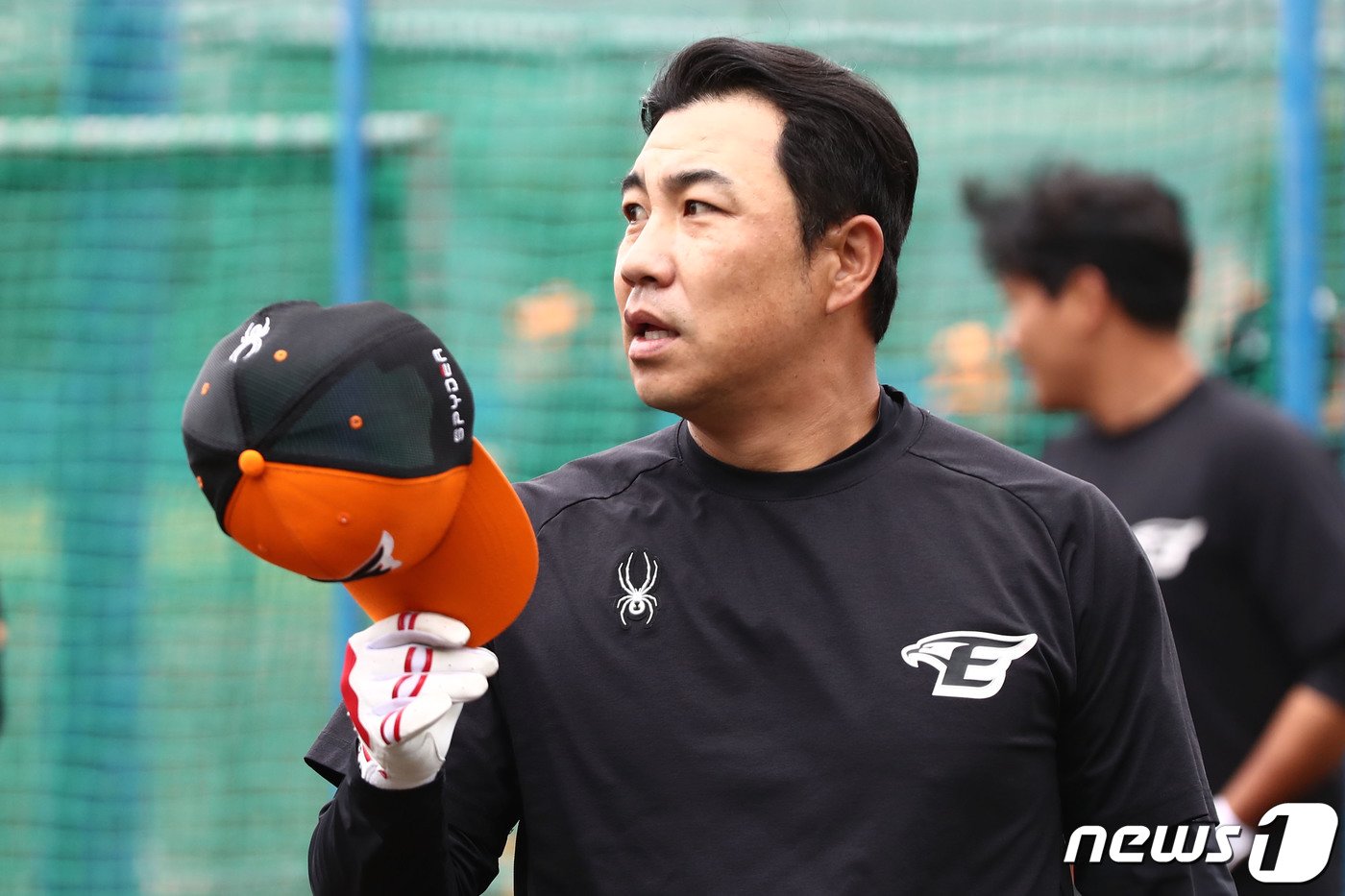 본문 이미지 - 한화 김강민이 25일 오전 일본 오키나와 고친다 구장에서 열린 2차 스프링캠프에서 훈련을 하고 있다. 2024.2.25/뉴스1 ⓒ News1 이광호 기자