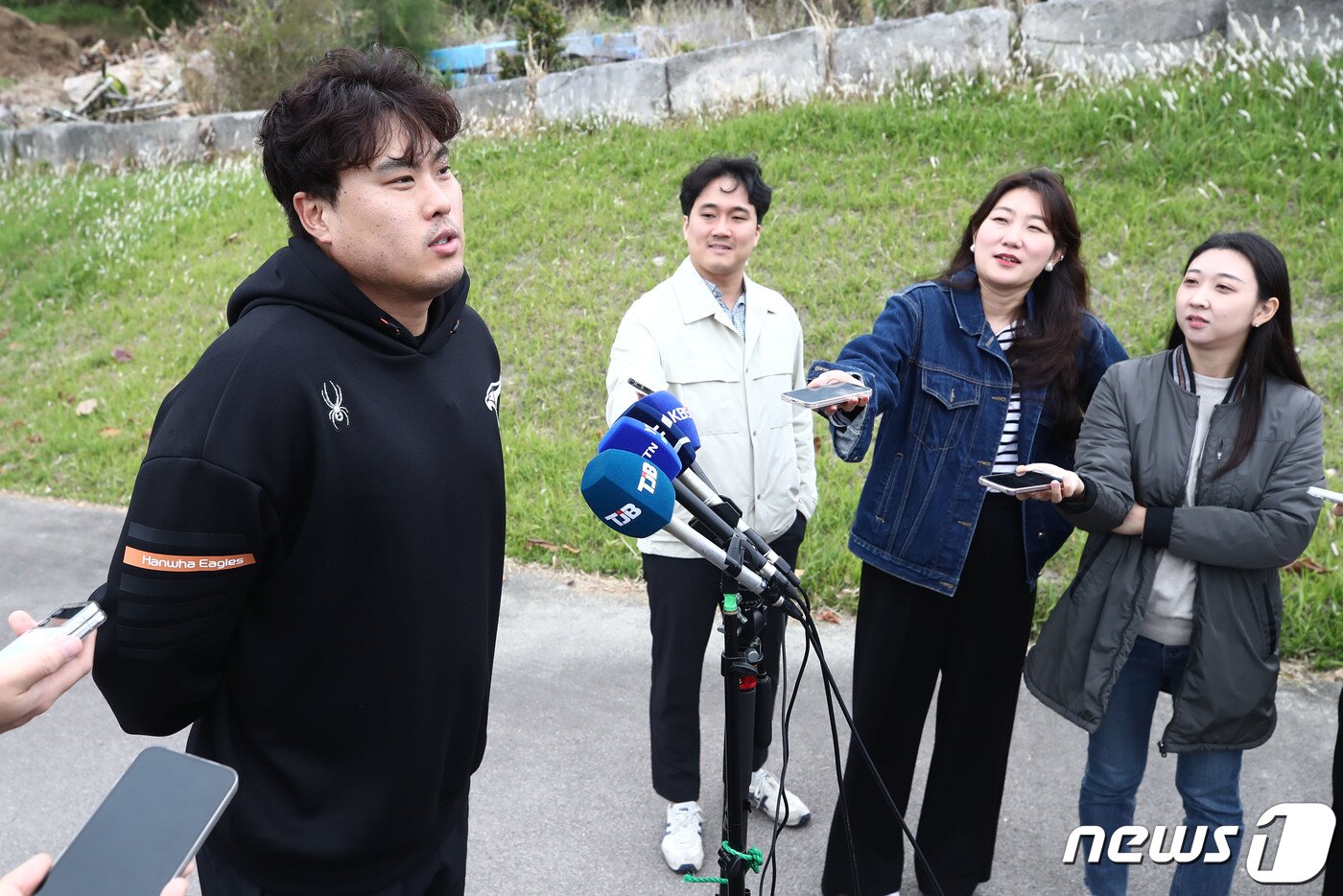 본문 이미지 - 12년 만에 한화에 복귀한 류현진이 25일 오전 일본 오키나와 고친다 구장에서 한화 이글스 2차 스프링캠프 훈련을 마치고 취재진과 인터뷰를 하고 있다. 2024.2.25/뉴스1 ⓒ News1 이광호 기자