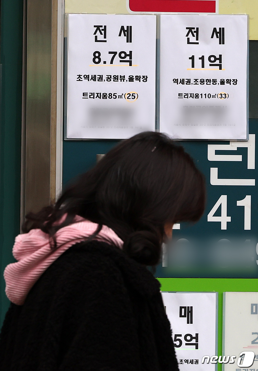 (서울=뉴스1) 김진환 기자 = 봄 이사 철을 맞아 전셋값과 전세수요가 일제히 상승하는 가운데 갭 투자(전세 끼고 매매)가 다시 늘고 있다. 갭투자는 매매가와 전세가 차액으로 부동 …