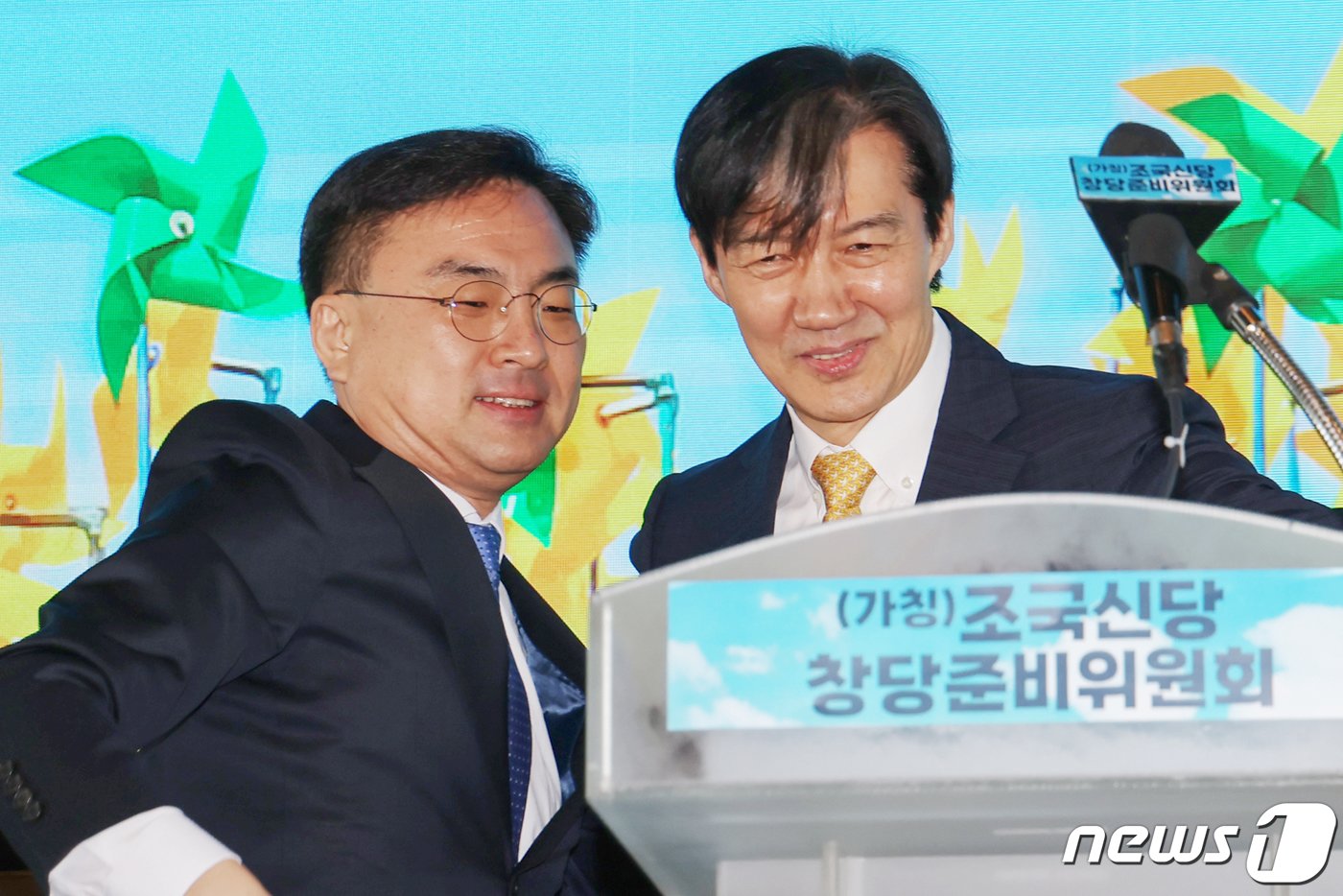 본문 이미지 - 가칭 '조국신당' 인재영입위원장을 맡은 조국 전 법무부 장관이 25일 오전 서울 동작구의 한 영화관에서 열린 '조국신당 창당준비위원회 인재영입 발표식'에서 1호 영입인사로 선정된 신장식 변호사와 포옹을 나눈 뒤 자리를 권하고 있다. 2024.2.25/뉴스1 ⓒ News1 민경석 기자