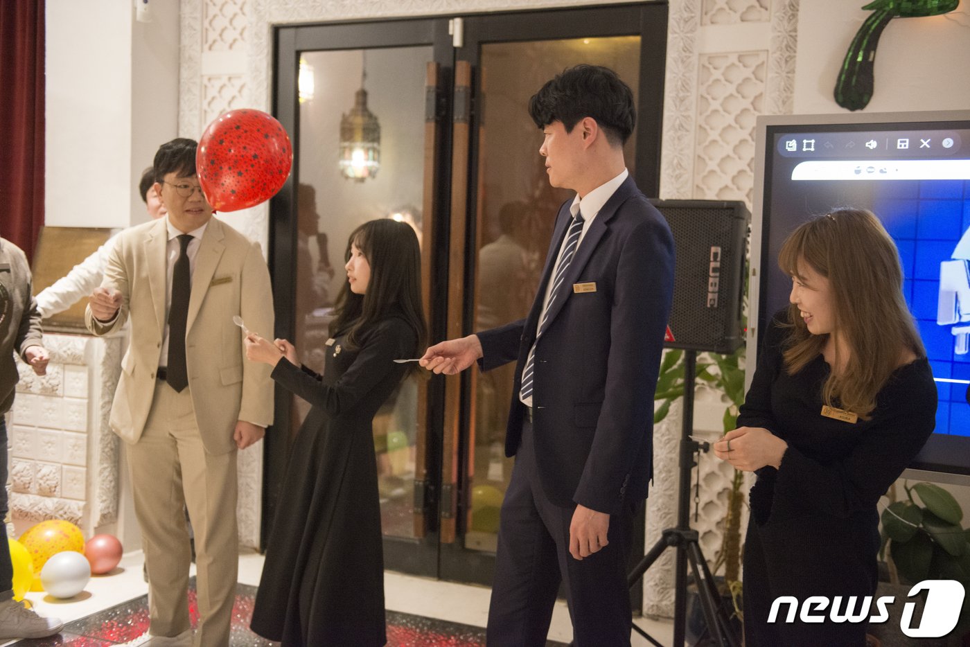 본문 이미지 - 지난 23일 한국 남성과 일본 여성이 게임을 통해 어색한 분위기를 풀고 있다. 2024.2.25/뉴스1 ⓒ News1 이성덕 기자